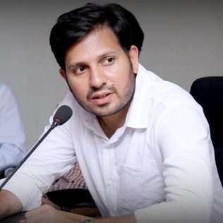Mohsin Ali Shaukat speaking at a session